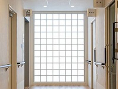 大きな窓の廊下