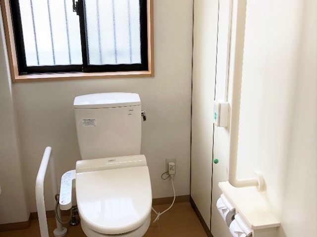バリアフリートイレ設備 トイレ 手すり付き清潔なトイレ空間です。車イスの方も利用しやすい設計となっています。
