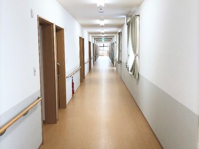 清潔な廊下の一部 廊下 ゆったりとした空間の廊下は、清潔さと静けさが保たれており、訪れる方々の安心感に繋がっています。