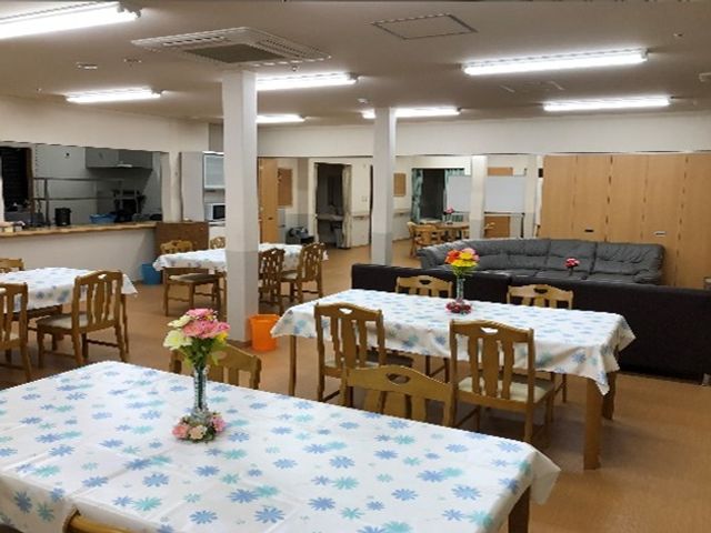 共用ダイニングの様子 食堂 明るく清潔なダイニングルームで、ソファも備わりゆったりと過ごせる空間が広がっています。お食事や交流の場として最適です。