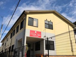 黄色い建物の外観