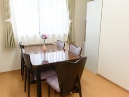 明るいダイニングテーブルセット