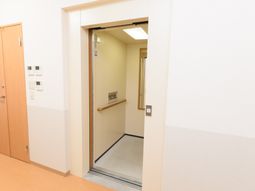 廊下と開いたドアの様子
