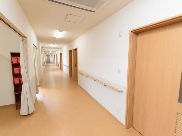 明るく清潔な廊下