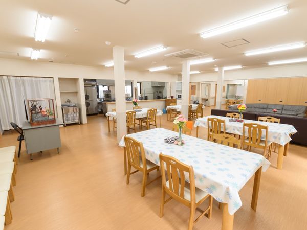 明るい共用ダイニング