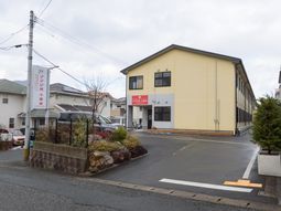 黄色い壁の建物外観