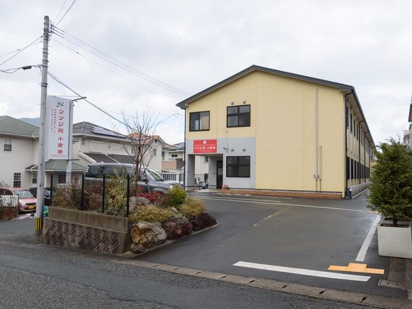 黄色い壁の建物外観