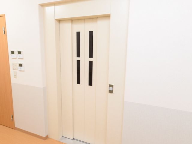 清潔なエレベーターの扉 エレベーター 清潔感のある空間を保つエレベーターは、利用者の移動をサポートします。安心して業務に取り組める環境です。