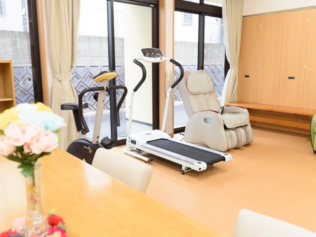 機能訓練機器がある部屋 機能訓練 広々として明るい機能訓練室です。運動を通じて、ご利用者様の健康維持を支援します。