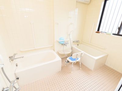 明るいバリアフリー浴室