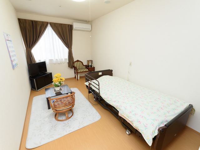 快適な居室 居室 明るく清潔感ある個室で、落ち着いた暮らしが可能です。個々のプライバシーもしっかりと配慮された空間となっております。