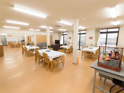 広々とした明るい食堂