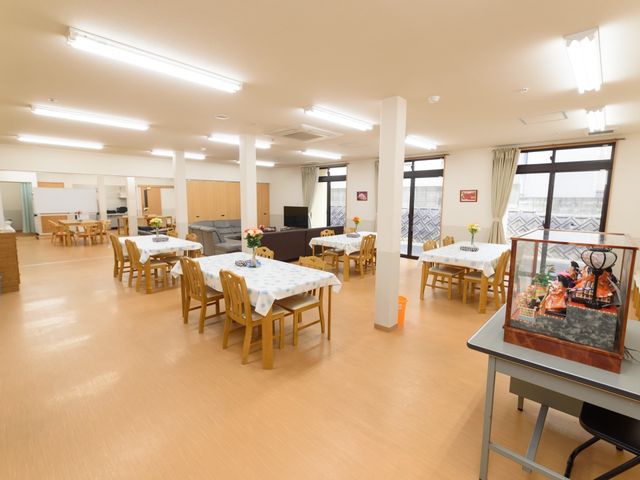 広々とした明るい食堂 食堂 テーブルには花が飾られ、ゆったりとした雰囲気の食堂です。リラックスして食事ができる空間をご提供しています。