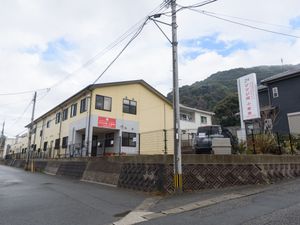 黄色い建物の外観