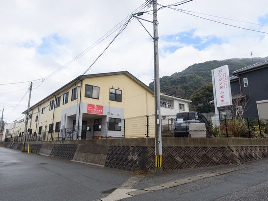 黄色い建物の外観
