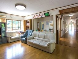 明るい待合スペースの様子