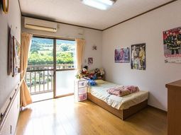 明るい個室と自然景色