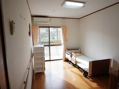 明るい居室の仕事場