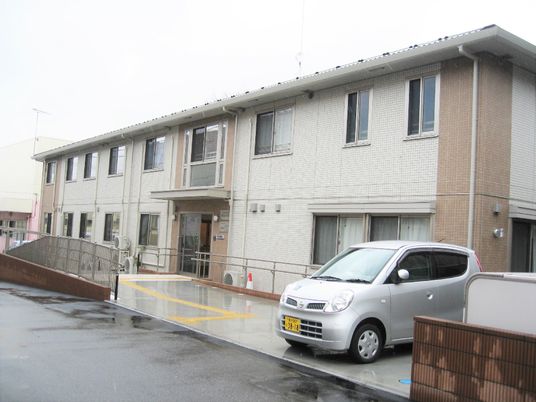 落ち着いた外観の建物
