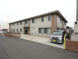 明るい外観の建物