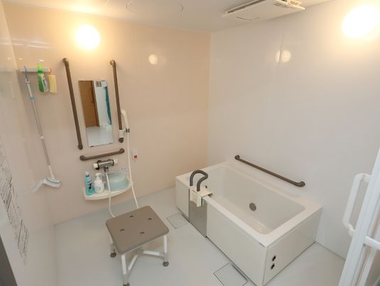 バリアフリー設計の浴室