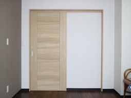 モダンな木目の引き戸