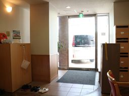 明るいエントランスの景色