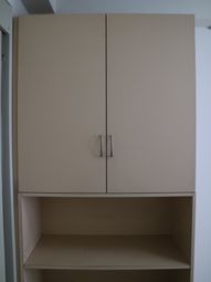 ベージュのシンプルなクローゼット