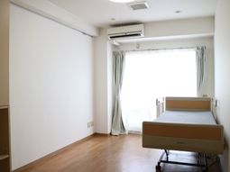 明るい居室の一角