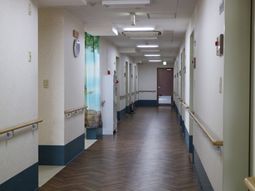 清潔な廊下とハンドレール