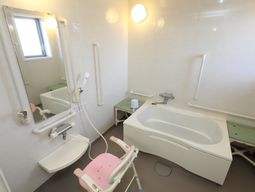 バリアフリーな浴室設備