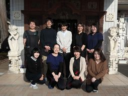 明るい表情のスタッフ集合