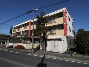 外観の建物と植栽