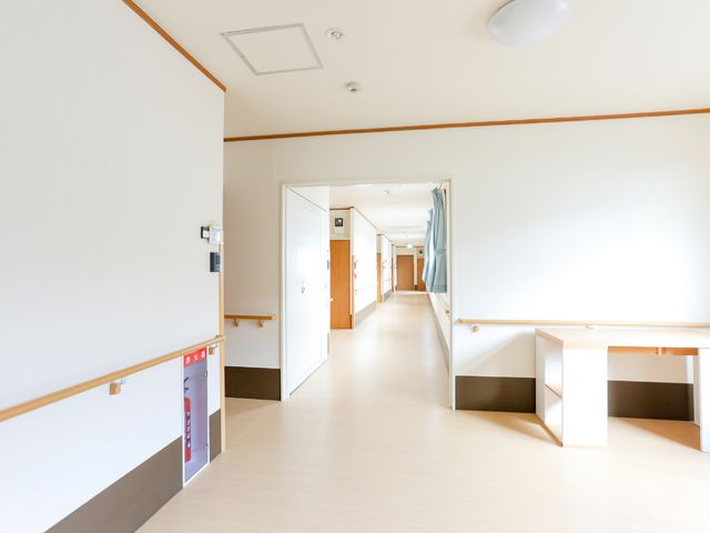 整備された施設内廊下 廊下 広々とした廊下が印象的な職場で、利用者様の快適な生活をサポートしませんか。