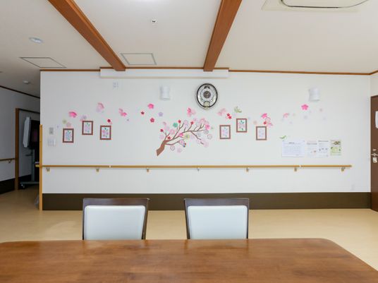 壁に桜デコレーションの部屋