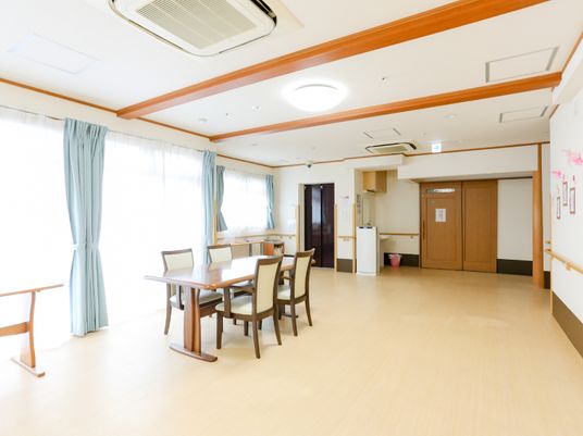 清潔で広いダイニングの仕事