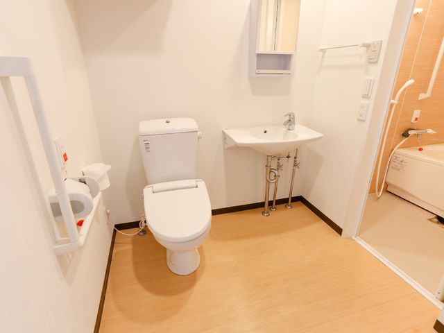 清潔感あるトイレ空間 トイレ 清潔で明るいトイレを保つため、丁寧なお手入れが求められます。温かいケアを一緒に提供しませんか？