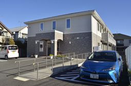 駐車場がある建物外観