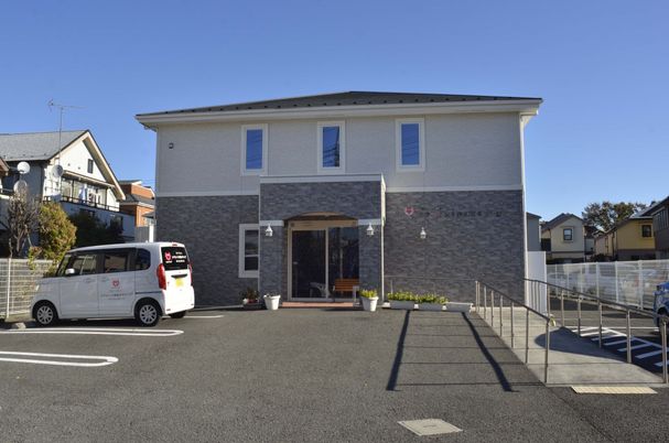 広い駐車場の外観