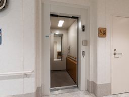 清潔なエレベーター入口