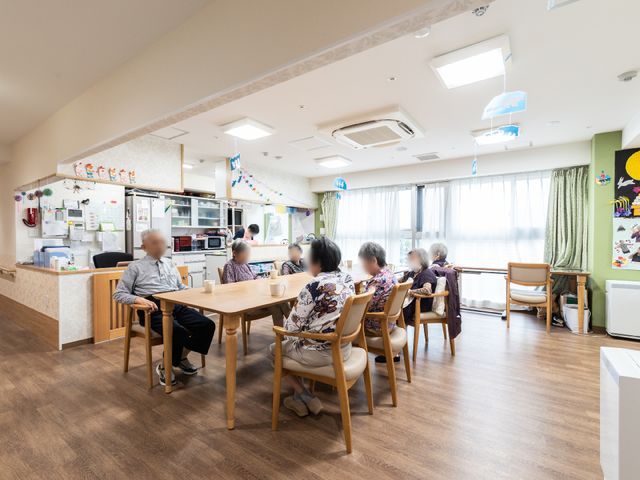 ケアを提供する食堂 ダイニングルーム 明るく開放的な食堂で、食事の提供やコミュニケーションサポートを行います。