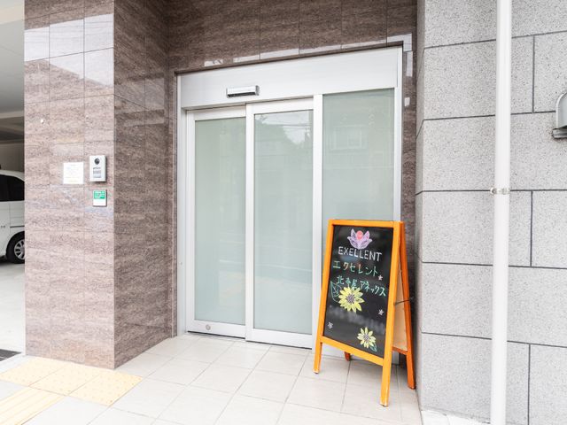 おもてなしのエントランス エントランス 明るく優しい雰囲気のエントランスで、来訪者を心地よく迎えませんか。日替わりで心温まる言葉を掲示。