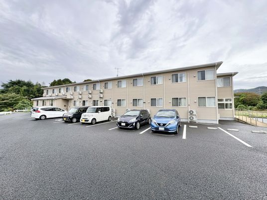 広々とした建物外観