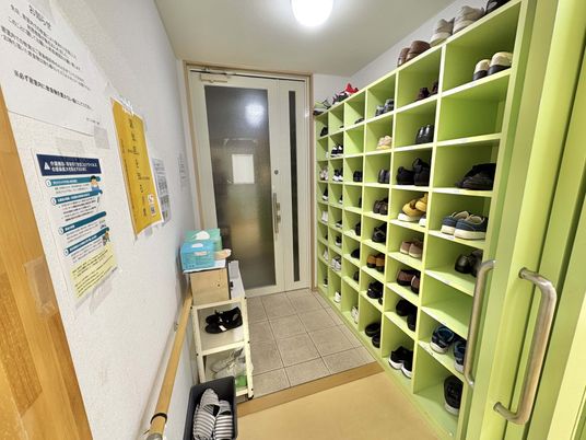 多数の靴が並ぶ玄関