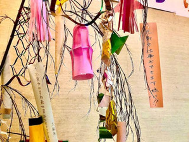 飾りのある室内 内観 色とりどりの飾りで華やかな空間です。季節のイベントが楽しめる工夫が凝らされています。