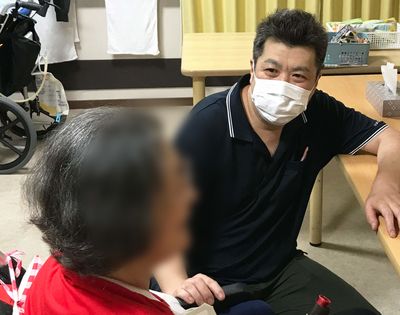談笑するスタッフと入居者