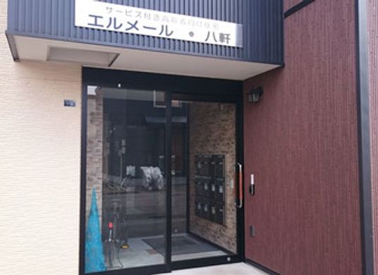 落ち着いた外観の建物