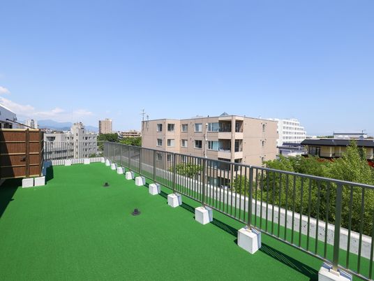 屋上テラスの職場