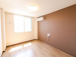 シンプルな空の居室