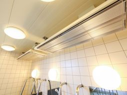 照明と手すりのある空間